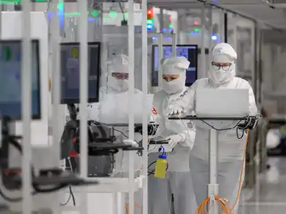 Mitarbeiter des Chipkonzerns Infineon arbeiten im Reinraum der Chipfabrik.