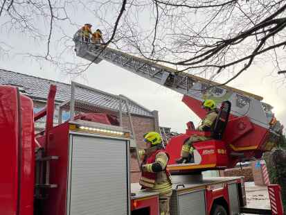 Die Drehleiter aus Elmendorf kam bei dem Dachstuhlbrand in einem Wohn- und Gesch&auml;ftshaus an der Oldenburger Stra&szlig;e in Wardenburg zum Einsatz.