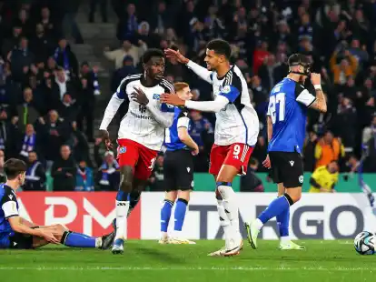 Bakery Jatta (2.v.l) brachte den HSV mit seinem Tor in der Verl&auml;ngerung in Bielefeld.
