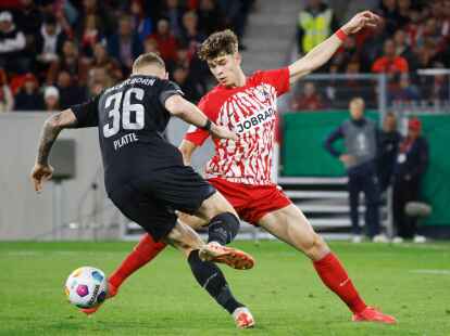 Paderborns Felix Platte (l) und Freiburgs Noah Raphael Wei&szlig;haupt im Zweikampf.