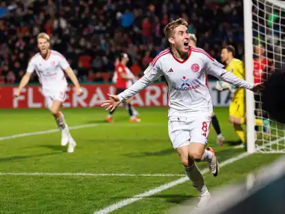 Isak Bergmann Johannesson traf beim D&uuml;sseldorfer Sieg in Unterhaching dreimal.