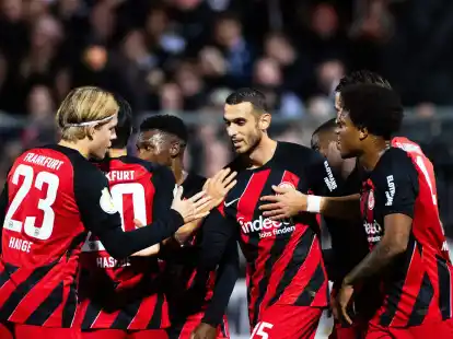 Frankfurts Ellyes Skhiri (M) bejubelt sein Tor zum 1:0 in K&ouml;ln.