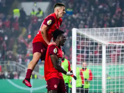 Der FCK um Torsch&uuml;tze Ragnar Ache (r) setzte sich gegen N&uuml;rnberg durch.