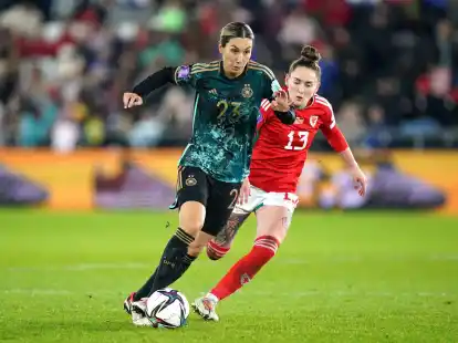 Sara Doorsoun (l) wird von der Waliserin Rachel Rowe verfolgt.