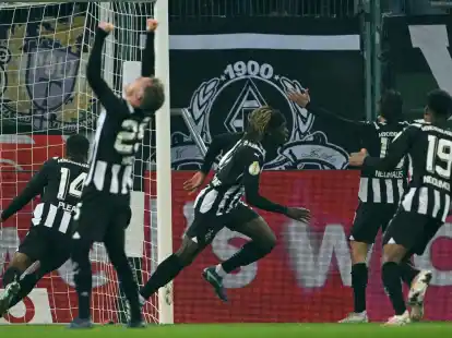 Die Spieler von Borussia M&ouml;nchengladbach setzten sich dank Manu Kon&eacute; (M.) gegen Wolfsburg durch.