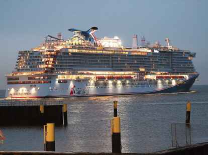 Abfahrt in Bremerhaven: Nach wenigen Stunden verl&auml;sst der gerade &uuml;bergebene Neubau &bdquo;Carnival Jubilee&ldquo; die Stromkaje wieder, ist jetzt auf dem Weg nach Teneriffa. Die erste Kreuzfahrt ab Galveston startet am 23. Dezember.