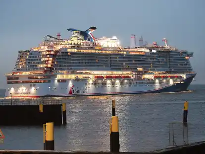Abfahrt in Bremerhaven: Nach wenigen Stunden verl&auml;sst der gerade &uuml;bergebene Neubau &bdquo;Carnival Jubilee&ldquo; die Stromkaje wieder, ist jetzt auf dem Weg nach Teneriffa. Die erste Kreuzfahrt ab Galveston startet am 23. Dezember.
