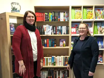 Katrin Fiehe vom Lions-Club &bdquo;Eala Frya Fresena&ldquo; Wiesmoor (r.) und Anja van den Boom von der Stadtbibliothek waren die ersten, die den neuen B&uuml;cherschrank in der Blumenhalle best&uuml;ckt haben.