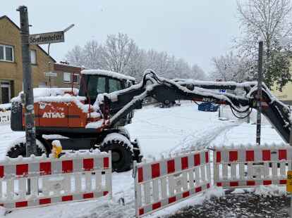 Still ruht der Bagger: Gro&szlig; gearbeitet werden kann dereit nicht. Gesperrt ist trotzdem.