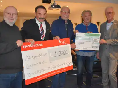 Scheck&uuml;bergaben f&uuml;r einen guten Zweck: von links die Vorstandsmitglieder Bernd Jeske, Gerd Thellmann, Hans-Ludwig Janssen und Detlev Klamandt von der Bl&uuml;cher-Stiftung &bdquo;Kinder in Not&ldquo; sowie rechts Dr. Bernd Schmude, Vorsitzender des Vereins &bdquo;Stark gegen Krebs&ldquo;.