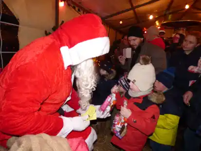Geschenke vom Nikolaus: Die gibt es im Zelt.  Rund 200 T&uuml;ten haben die Vereinsmitglieder gepackt. M&ouml;glich war dass, weil  auch in diesem Jahr viele B&uuml;rger f&uuml;r die Nikolausaktion gespendet hatten.