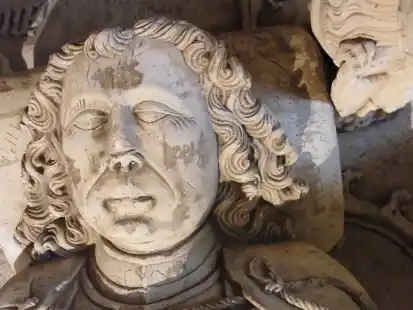 Der Sarkophag des Siebet Attena in der Esenser St.-Magnus-Kirche: Der &bdquo;Lord of Harlingerland&ldquo; im ausklingenden Mittelalter starb vor 550 Jahren.