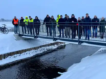 Die Br&uuml;cke &uuml;ber den H&uuml;nenschloot zwischen Ogenbargen und Langefeld ist fertiggestellt. Davon &uuml;berzeugten sich Dienstag Vertreter des Tiefbauamtes der Stadt Aurich, der Deich- und Sielacht Harlingerland, der unteren Wasserbeh&ouml;rde des Landkreises Aurich, der Baufirma und Ortsb&uuml;rgermeister Arnold Gossel.