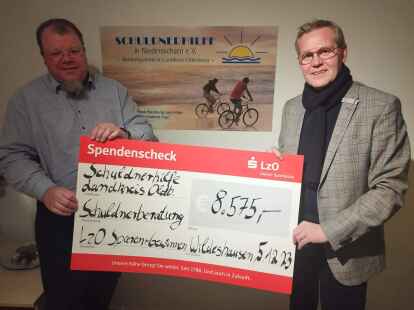 Mit dem Scheck der LzO: Florian Ferlemann (links) und J&ouml;rg Niemann