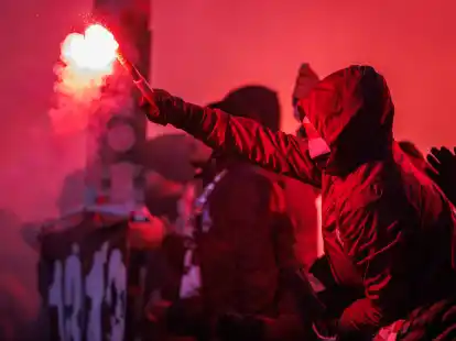 Ein zunehmendes &Auml;rgernis f&uuml;r die Vereine: Sogenannte Fans brennen Pyrotechnik im Stadion ab. Niedersachsen will konsequenter gegen Gewalt im Stadion vorgehen.