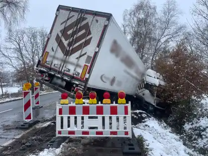 In den Graben gerutscht ist dieser 40-Tonnen-Lkw an der L865 zwischen Oldenburg und Berne. F&uuml;r die Bergung m&uuml;sste die Stra&szlig;e f&uuml;r etwa zwei Stunden gesperrt werden.