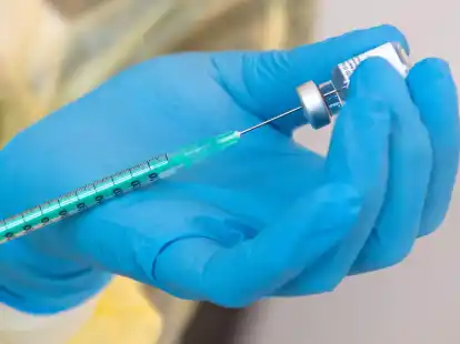 Eine mRNA-Impfung kann zur Bildung unerw&uuml;nschter Proteine f&uuml;hren. Fachleute sehen das jedoch nicht als problematisch an.