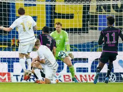 Siegtorsch&uuml;tze Marcel Gaus (l) &uuml;berwindet in der 6. Minute der Nachspielzeit Manuel Neuer.