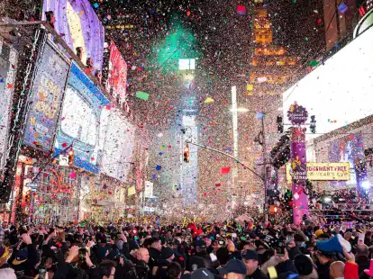 Um Mitternacht rieselt am Times Square Konfetti herab.