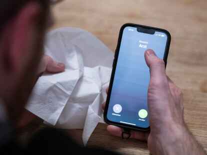 Die M&ouml;glichkeit zur telefonischen Krankschreibung erleichtere die Praxisabl&auml;ufe und helfe auch Patientinnen und Patienten, so der Haus&auml;rzteverband.