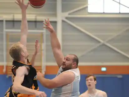 Dusan Duran im Duell mit dem B&uuml;rgerfelder Marc Preemann.