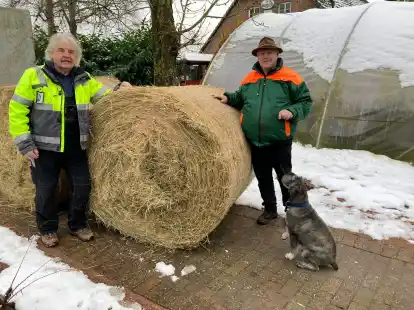 Hans-J&uuml;rgen Dowedeit (links) brachte eine Heuballen-Spende zum Karolinenhof, die von Betreiber Gerd Schmidt gerne angenommen wurde.