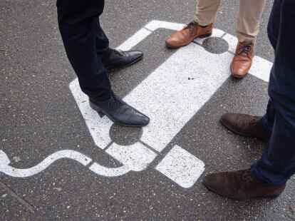 Auf Akku und Bremsen gepr&uuml;ft: Beim Kauf eines gebrauchten E-Autos sollte man das Geld f&uuml;r ein Gebrauchtwagengutachten investieren, um m&ouml;gliche Probleme fr&uuml;h zu erkennen.