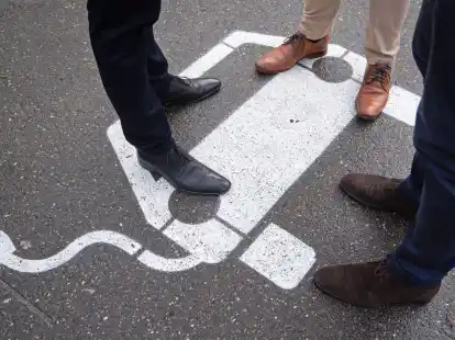 Auf Akku und Bremsen gepr&uuml;ft: Beim Kauf eines gebrauchten E-Autos sollte man das Geld f&uuml;r ein Gebrauchtwagengutachten investieren, um m&ouml;gliche Probleme fr&uuml;h zu erkennen.