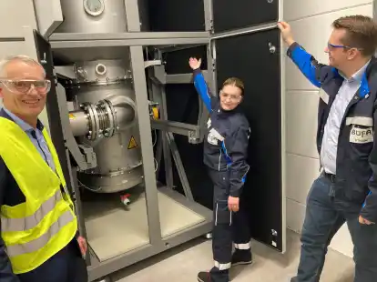 Wasserkreislauf bei B&uuml;fa Cleaning in Ohmstede &ndash; auch dank Vakuumdestillation, angetrieben von eigener Photovoltaik (v.li.): B&uuml;fa-Chef Felix Thalmann mit Mitarbeiterin Matea Muslija und Werkleiter Simon Winkler.