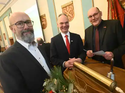 Sprachen &uuml;ber das Thema Fachkr&auml;ftesicherung: (von links) HWK-Hauptgesch&auml;ftsf&uuml;hrer Heiko Henke, Uni-Pr&auml;sident Ralph Bruder und HWK-Pr&auml;sident Eckhard Stein