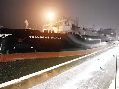 Als die &bdquo;Transgas Force&ldquo; am fr&uuml;hen Mittwochmorgen die Bremerhavener Kaiserschleuse passierte, war Winterwetter angesagt.