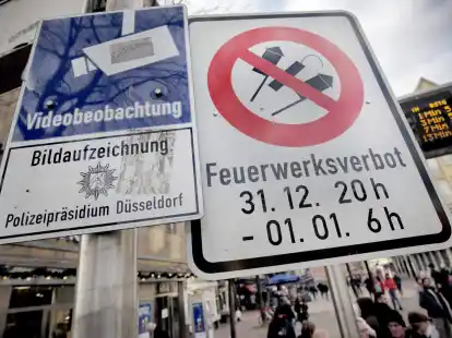 Hinweisschilder auf Video&uuml;berwachung und B&ouml;llerverbot in D&uuml;sseldorf.
