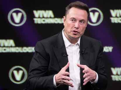 Elon Musk kaufte Twitter im Oktober 2022 und benannte die Plattform inzwischen in X um.