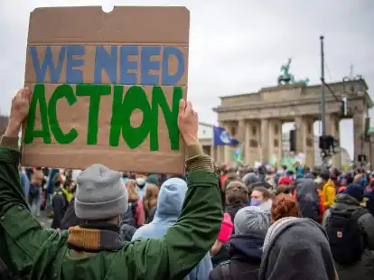 Viele Menschen setzen sich f&uuml;r den Kampf gegen den Klimawandel ein. Manche schauen aber auch weg.