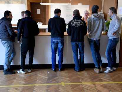 Fl&uuml;chtlinge am Empfang im Asylcenter im d&auml;nischen S&oslash;nderborg. Wer in D&auml;nemark politisches Asyl beantragen will, sollte gut zu Fu&szlig; sein. Das einzige Aufnahmezentrum des Landes f&uuml;r Fl&uuml;chtlinge liegt etwa 25 Kilometer au&szlig;erhalb von Kopenhagen auf einem Truppen&uuml;bungsgel&auml;nde in Sandholm.