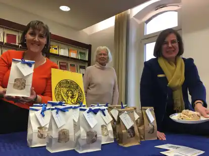 Mit dem Verkauf der &bdquo;kleinen Optimistin&ldquo;, ein leckerer Weihnachtsstollen nach altbew&auml;hrtem Rezept, helfen die  Mitstreiterinnen des Oldenburger Clubs von Soroptimist International sozialen Einrichtungen.
