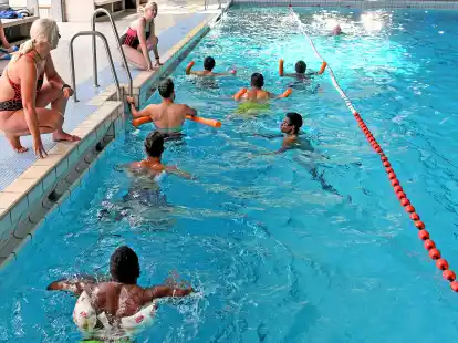 Auch erwachsene Nichtschwimmer k&ouml;nnen noch schwimmen lernen. Der SV Lemwerder bietet neue Schwimmkurse an.
