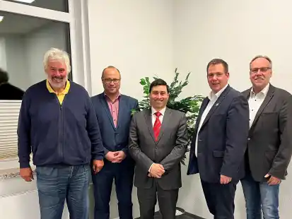 Nach dem Beschluss (v. l.): Der stellvertretende Aufsichtsratsvorsitzender Wolfgang Sikken, bisheriger Gesch&auml;ftsf&uuml;hrer Thorsten Schlamann, neuer Gesch&auml;ftsf&uuml;hrer Said M.R. Khashey, B&uuml;rgermeister Florian Eiben und der Aufsichtsratsvorsitzender Olaf Wiltfang.