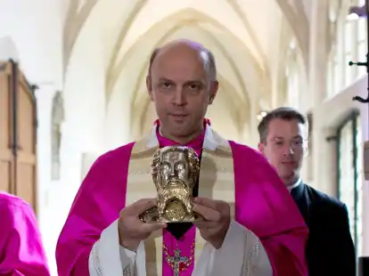 Die Staatsanwaltschaft hat die Ermittlungen gegen den fr&uuml;heren Dompropst Kurt Schulte (vorne) eingestellt.