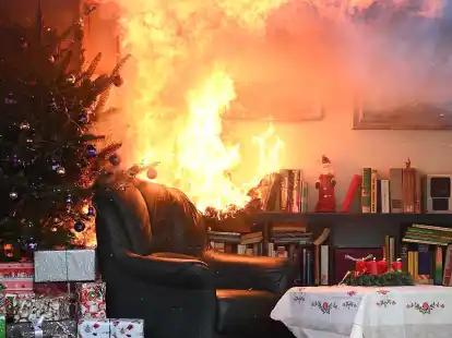 Flammen w&auml;hrend der Weihnachtszeit: Wenn der Adventskranz und der Tannenbaum Feuer fangen, kann daraus schnell ein Inferno entstehen.