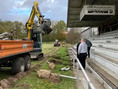 Die Pfosten der Spielfeldumrandung konnten nicht per Hand entfernt werden: Hierf&uuml;r und zur Entfernung der schweren Schutzmatten des Motorsportclubs an der Sandbahn r&uuml;ckte der Bauhof mit einem Bagger an.
