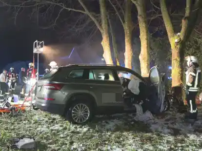 T&ouml;dlicher Unfall bei Gl&auml;tte und Nebel in Ganderkesee: Ein Autofahrer ist auf der Birkenheider Stra&szlig;e von der Stra&szlig;e abgekommen und gegen einen Baum geprallt. Er verstarb noch an der Unfallstelle.