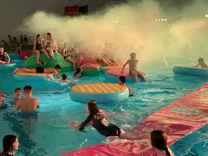 Mal volles Haus im Schortenser Aqua Fit bei der Pool-Party im November: Insgesamt ist f&uuml;r die Besucherzahlen aber noch &bdquo;Luft nach oben&ldquo;.
