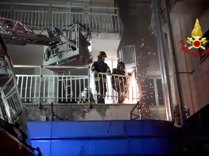 Italienische Feuerwehrleute arbeiten auf dem Balkon eines Geb&auml;udes des Krankenhauses San Giovanni Evangelista, nachdem ein Feuer ausgebrochen war.