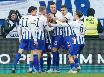 Die Herthaner feiern den Sieg beim 1. FC Kaiserslautern.