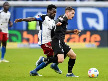 Paderborns Marcel Hoffmeier (r) k&auml;mpft mit Hamburgs Bakery Jatta um den Ball.
