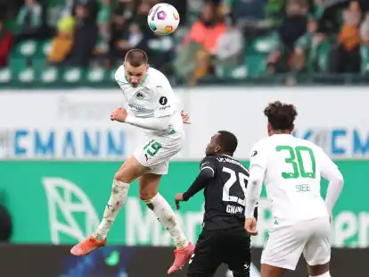 Der F&uuml;rther Tim Lemperle (l) k&ouml;pft den Ball auf das Magdeburger Tor.