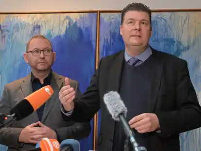 Verdi-Chef Frank Wernicke (l) und der Verhandlungsf&uuml;hrer der L&auml;nder, Hamburgs Finanzsenator Andreas Dressel, in Potsdam.