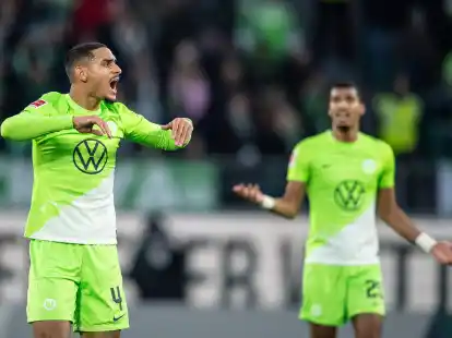 Nach der Niederlage gegen den SC Freiburg rutscht der VfL Wolfsburg um Maxence Lacroix (l) weiter in die Krise.