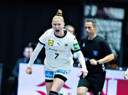 Meike Schmelzer jubelt w&auml;hrend des Spiels gegen Serbien.